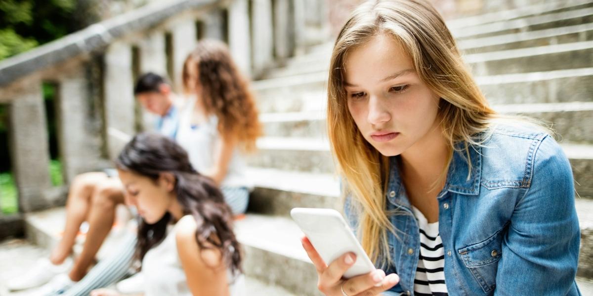 Schulträger & Budget clever planen: FreeLock bietet kontrollierte Smartphone-Taschen zum Niedrigpreis