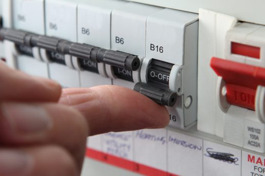 Warum eine regelmäßige DGUV V3 Prüfung ohne VDE Prüfung unvollständig ist